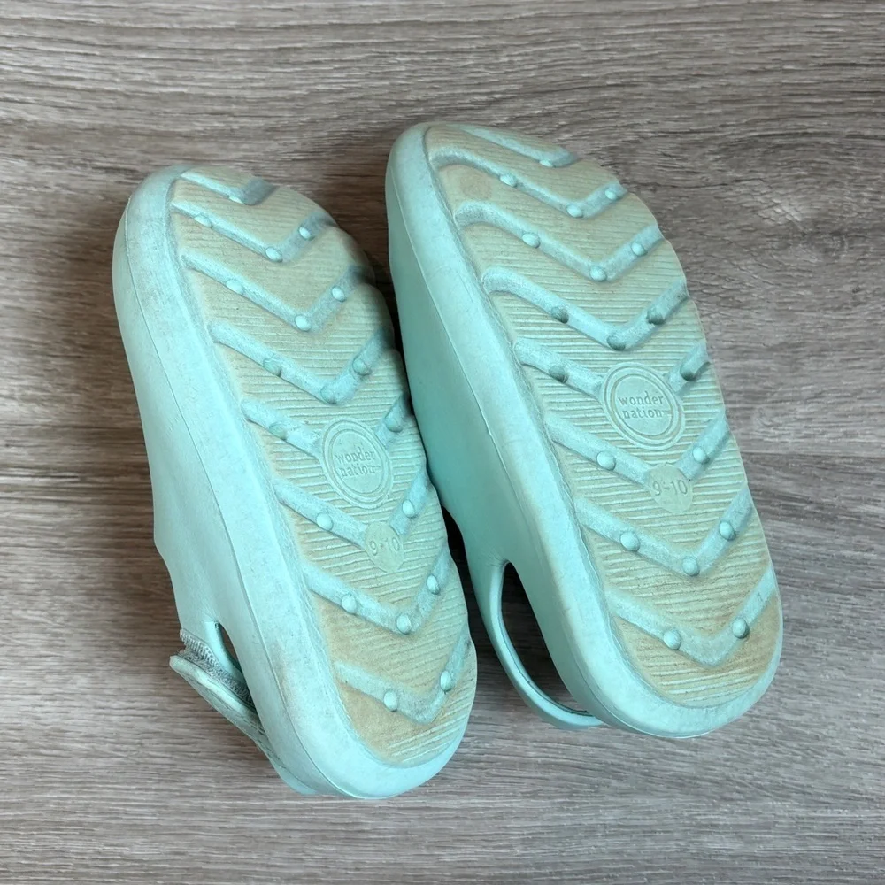 Wonder Nation kids water shoes